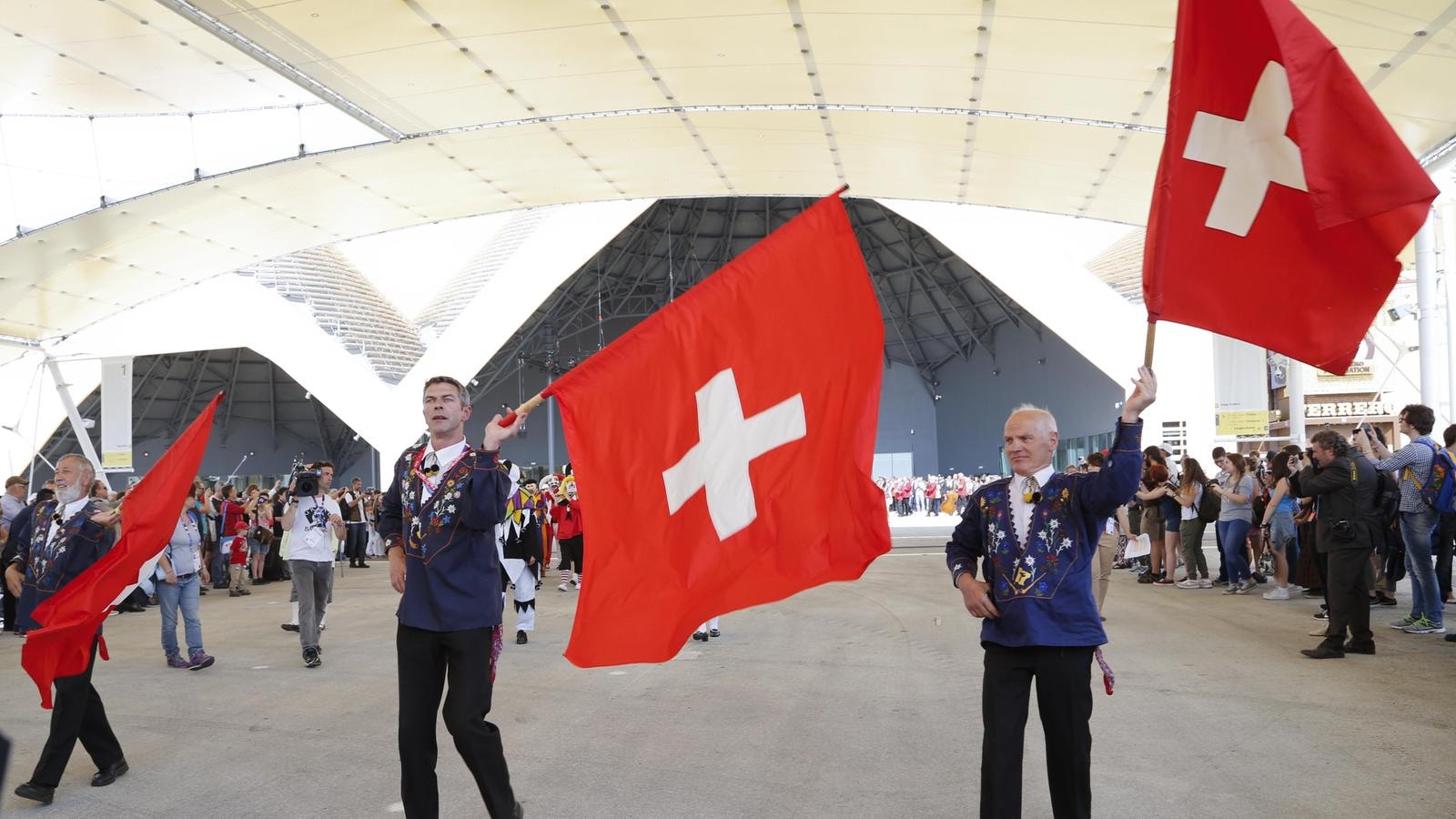 SITO EXPO PARATA IN MASCHERA E COREOGRAFIE PER LA GIORNATA NAZIONALE DELLA SVIZZERA