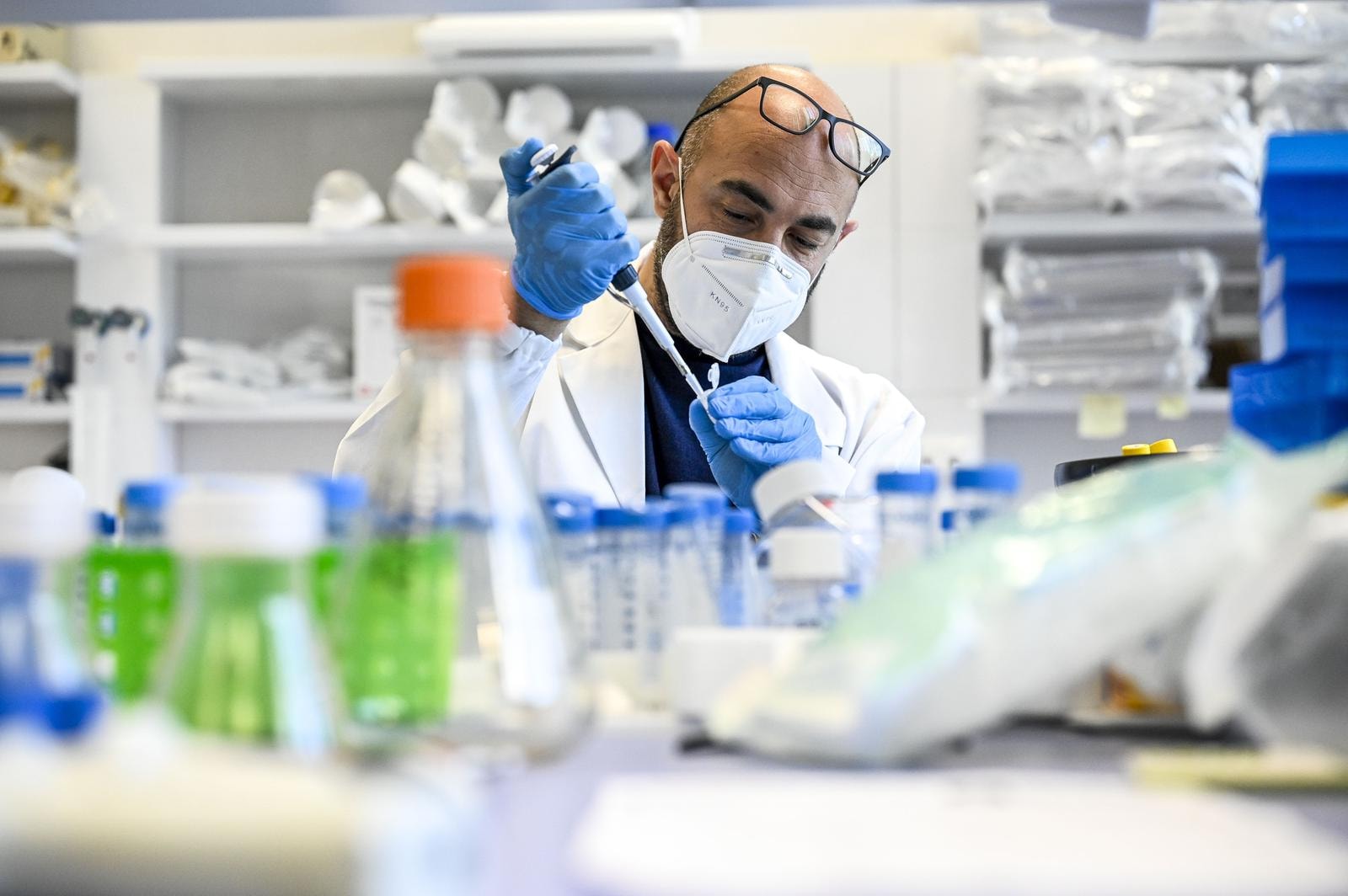 REITHERA AZIENDA BIOTECH CASTEL ROMANO DOVE SI SPERIMENTA IL VACCINO ANTI COVID-19

 LABORATORIO LABORATORI RICERCA RICERCHE MEDICA RICERCATORE RICERCATORI