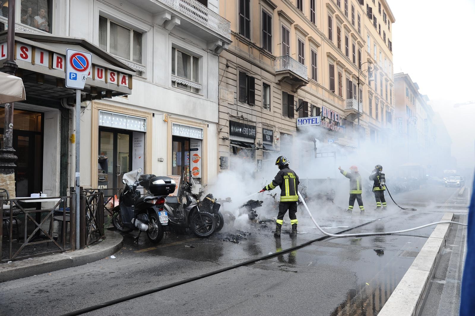 INCENDIO A VIA MARSALA VIGILI DEL FUOCO ESTINGUONO LE FIAMME MOTORINI BRUCIATI IDRANTI