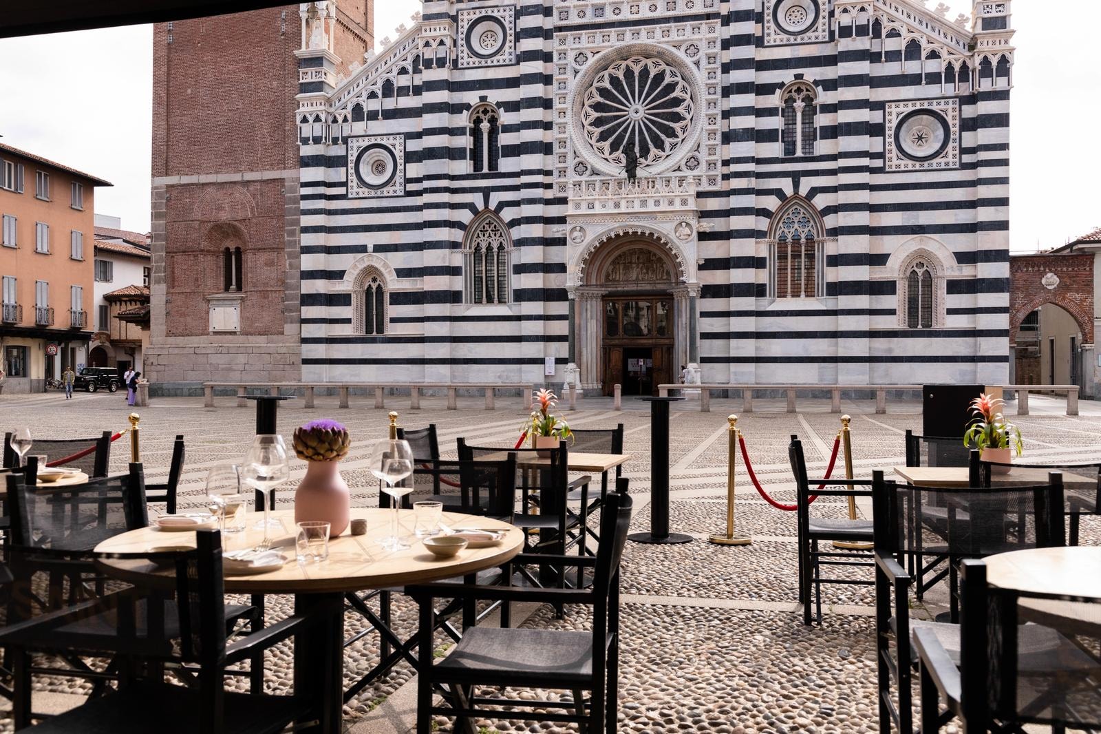 I tavolini all'aperto con vista sulla Basilica del Saint in Piazza Duomo a Monza.