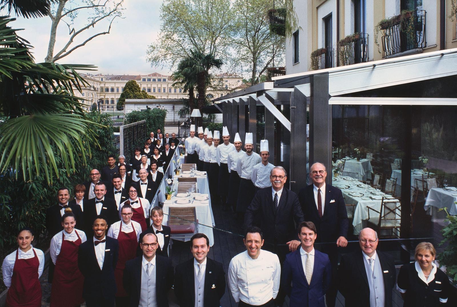 Tutto il team dell'Hotel de la Ville riunito nella veranda esterna del Derby Grill.