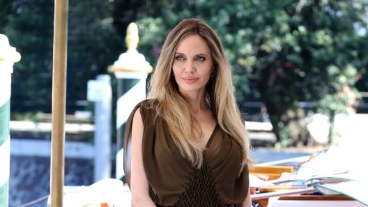 Angelina Jolie in Aaint Laurent all’arrivo a Venezia (courtesy Saint Laurent)
