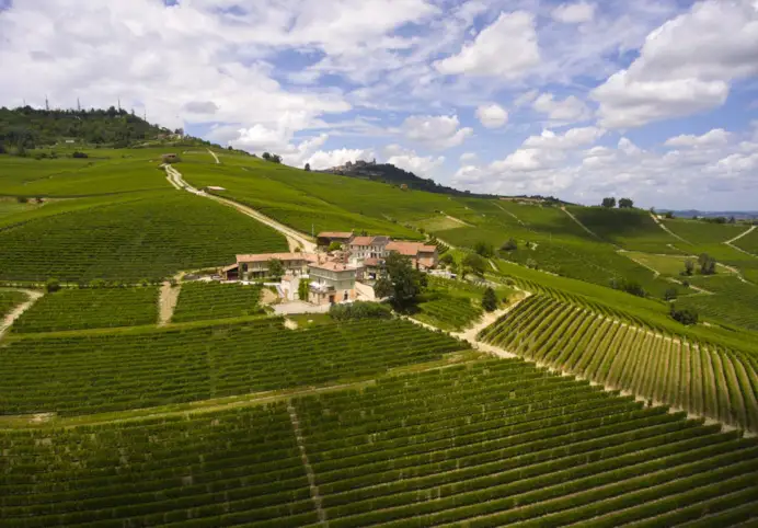 Palás Cerequio primo resort dedicato al Barolo, in Piemonte.