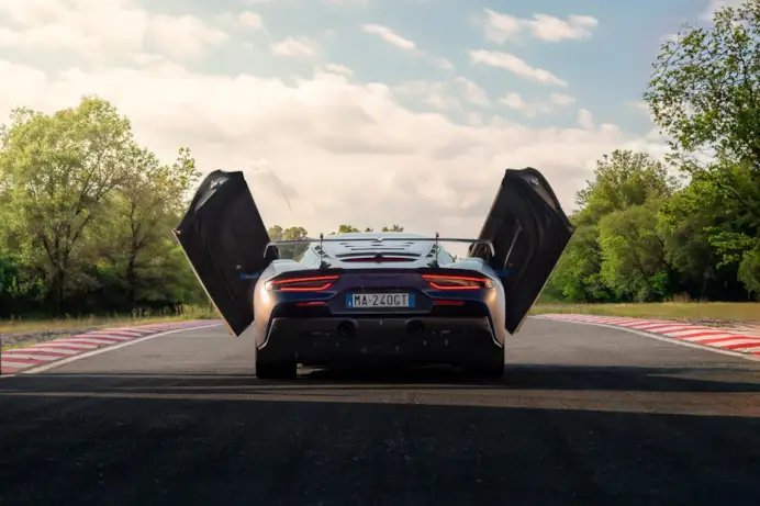 La supercar che rivoluziona la sportività e lo stile al The Quail