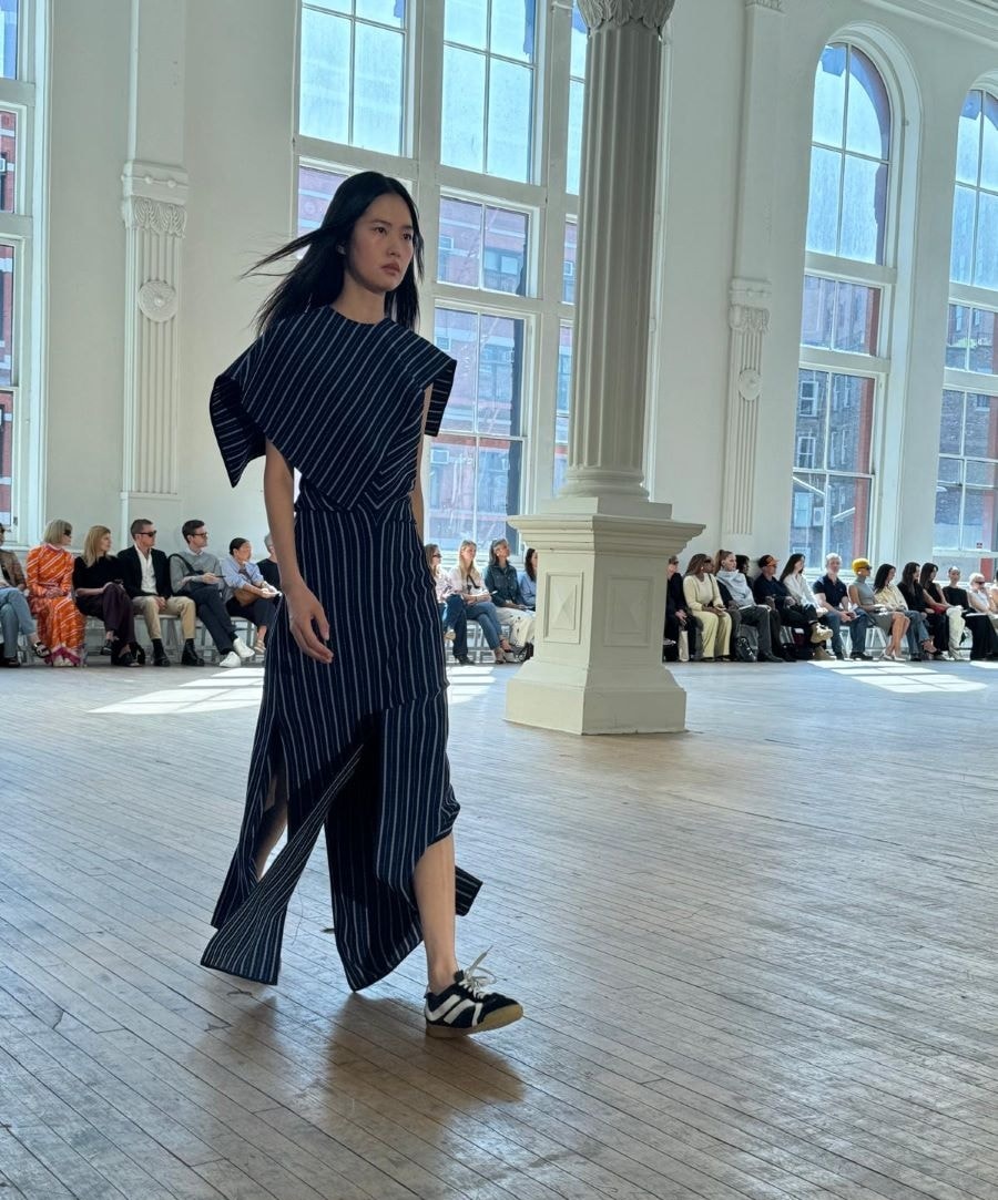 Un look spring-summer 2025 di Proenza Schouler (ph Francesc Ten/MFF)