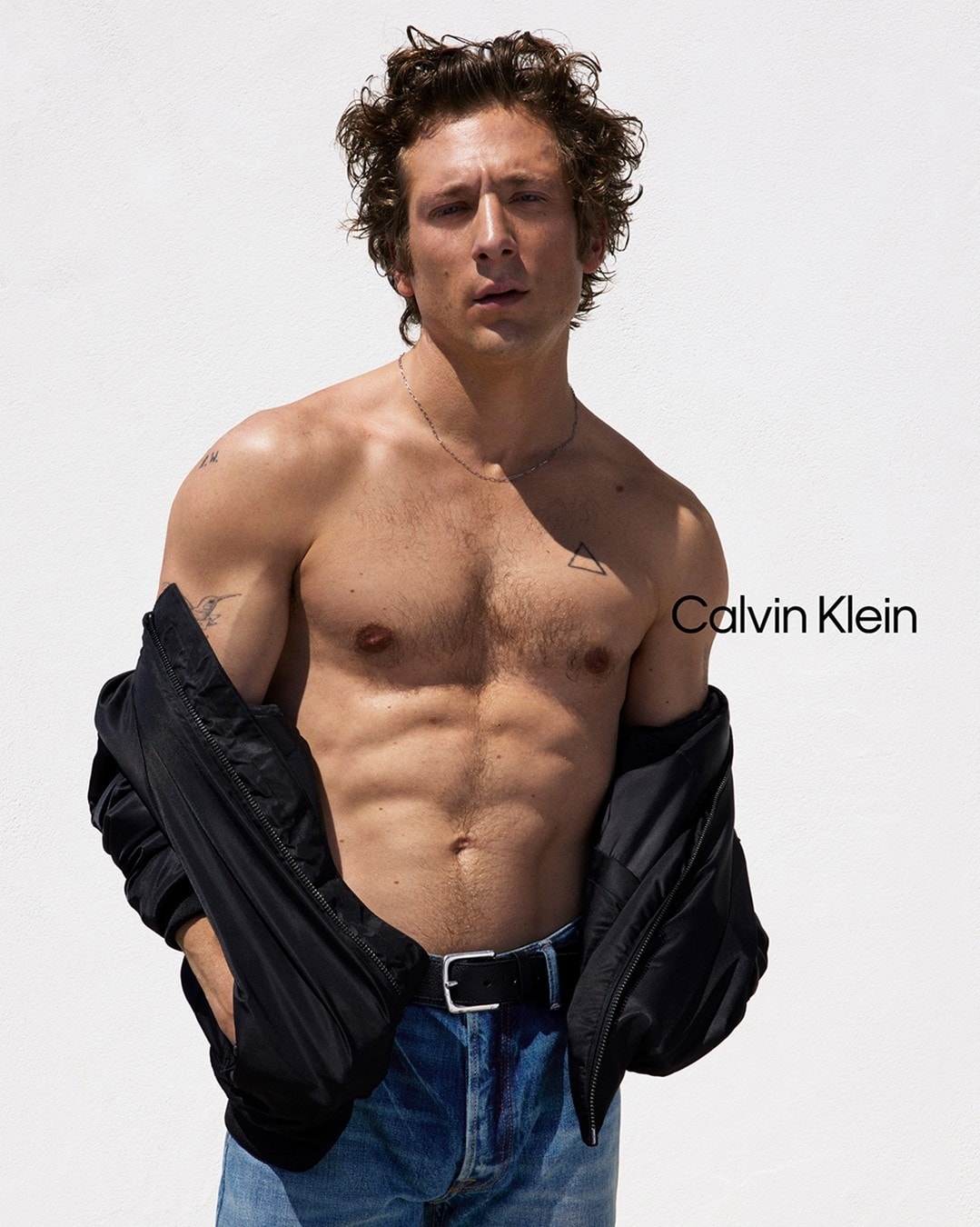 Jeremy Allen White nella nuova campagna fall-winter 2024 (courtesy Calvin Klein)