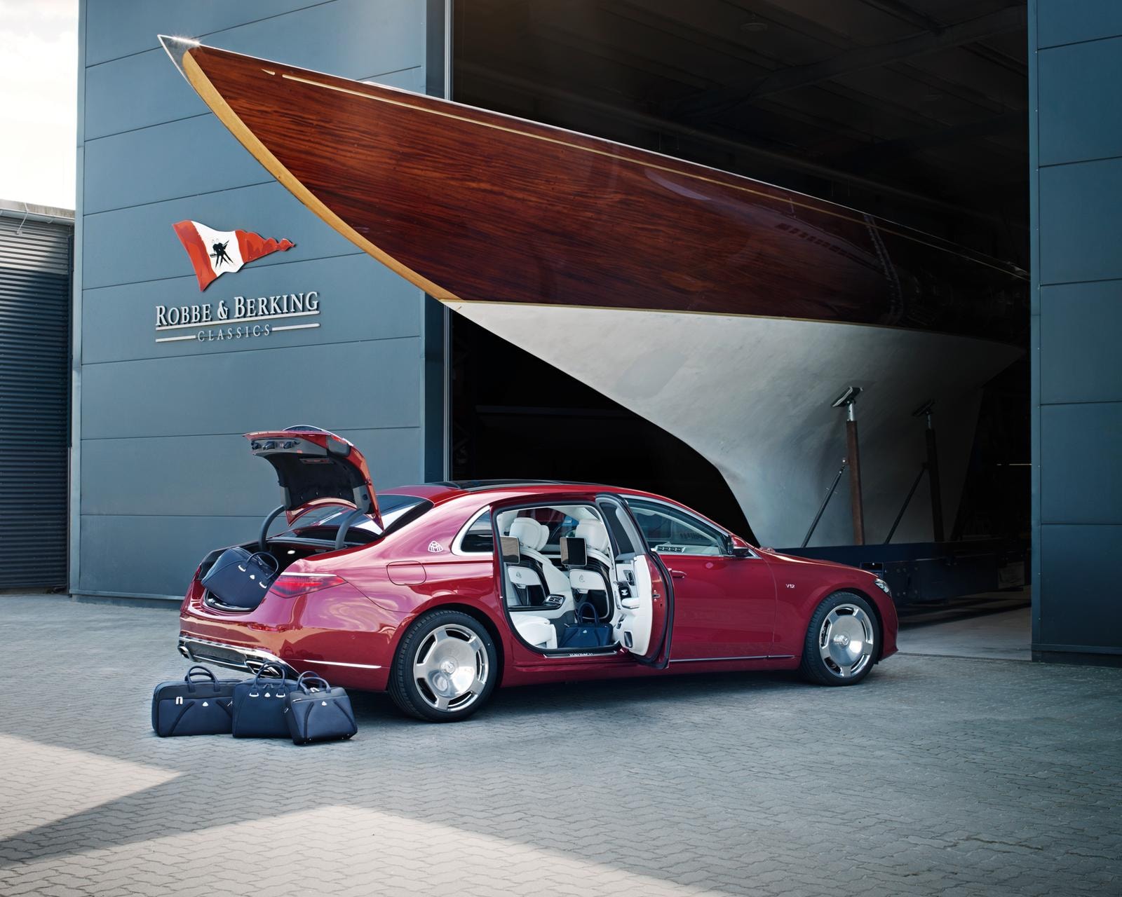 Mercedes-Maybach S 680 4MATIC (Kraftstoffverbrauch kombiniert (NEFZ): 14,1-13,3 l/100 km; CO2-Emissionen kombiniert: 322-305 g/km) mit 12mR “NINI ANKER” Segelyacht von Robbe & Berking Classics am Robbe & Berking Classics GmbH & Co. KG. Yachtwerft, Maybach Accessories von MAYBACH Icons of Luxury GmbH für Mercedes-Maybach der Mercedes-Benz AG 

Mercedes-Maybach S 680 4MATIC (combined fuel consumption (NEDC): 14.1-13.3 l/100 km; combined CO2 emissions: 322-305 g/km) with 12mR “NINI ANKER” Sailing Yacht built by Robbe & Berking Classics at the Robbe & Berking Classics GmbH & Co. KG. Yacht shipyard, from MAYBACH Icons of Luxury GmbH for Mercedes-Maybach of Mercedes-Benz AG 