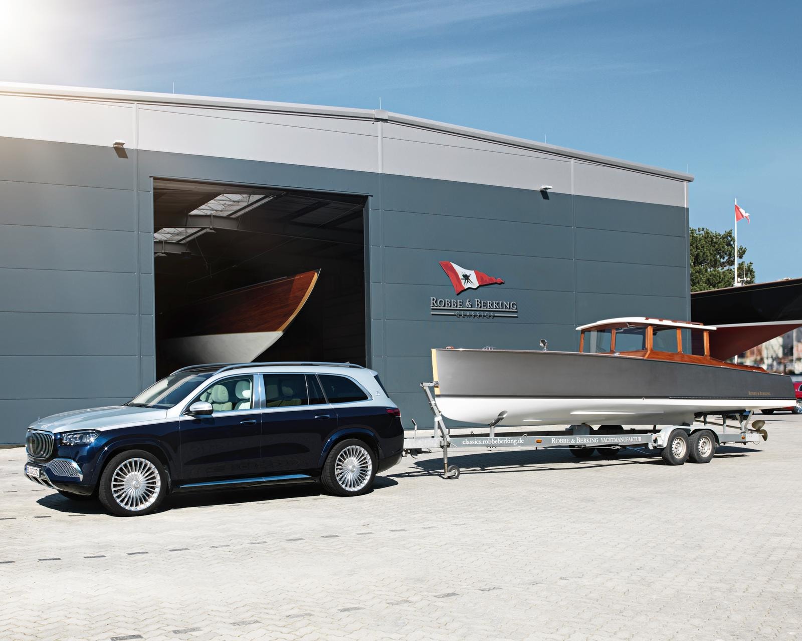 Mercedes-Maybach GLS mit 9m Robbe & Berking Commuter von Robbe & Berking Classics GmbH & Co. KG. Yacht MANUFAKTUR 

Mercedes-Maybach GLS with 9m Robbe & Berking Commuter from Robbe & Berking Classics GmbH & Co. KG. Yacht Manufacture 