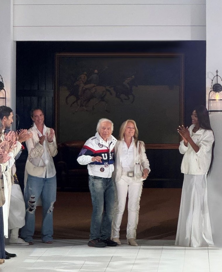 Ralph Lauren con la moglie Ricky Lauren e le modelle Christy Turlington e Naomi Campbell alla fine della sfilata Ralph Lauren spring-summer 2025 (ph Francesc Ten/MFF)