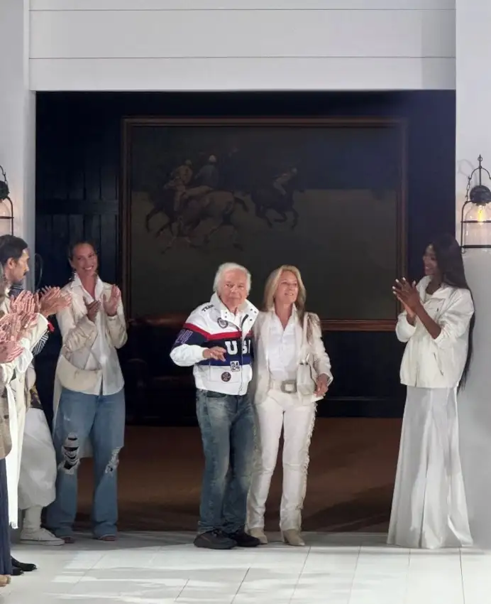 Ralph Lauren con la moglie Ricky Lauren e le modelle Christy Turlington e Naomi Campbell alla fine della sfilata Ralph Lauren spring-summer 2025 (ph Francesc Ten/MFF)