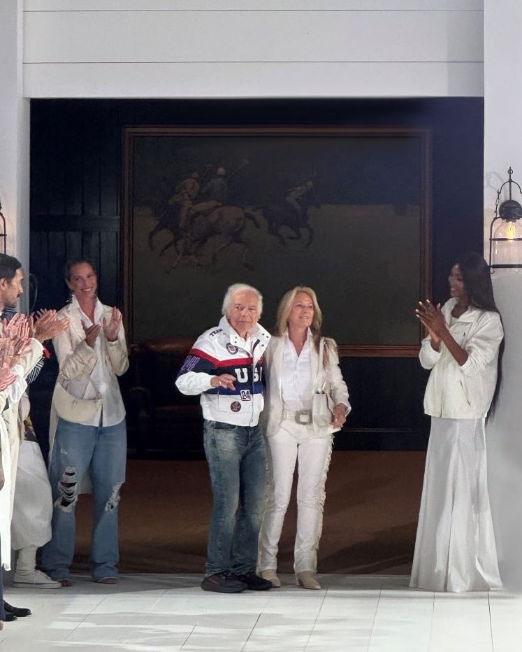 Ralph Lauren con la moglie Ricky Lauren e le modelle Christy Turlington e Naomi Campbell alla fine della sfilata Ralph Lauren spring-summer 2025 (ph Francesc Ten/MFF)