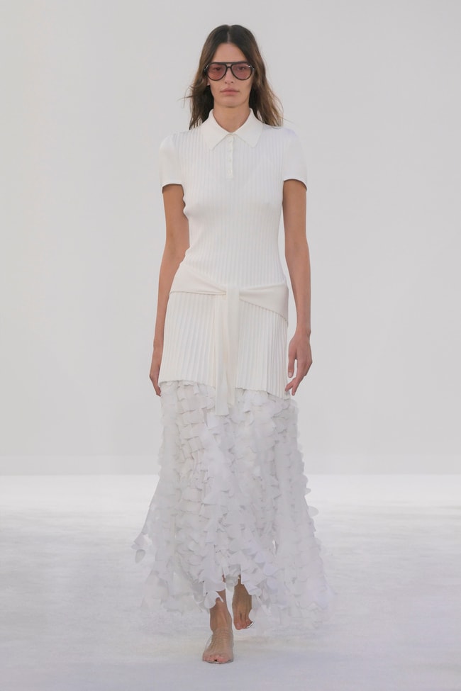 Un look Brandon Maxwell spring-summer 2025 (ph Francesc Ten/MFF)