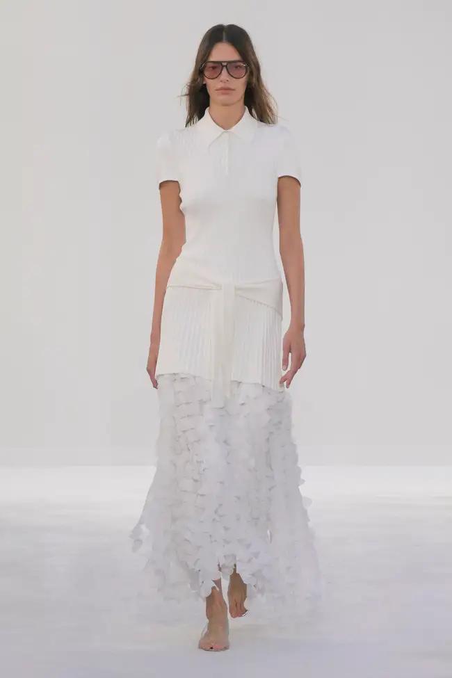 Un look Brandon Maxwell spring-summer 2025 (ph Francesc Ten/MFF)