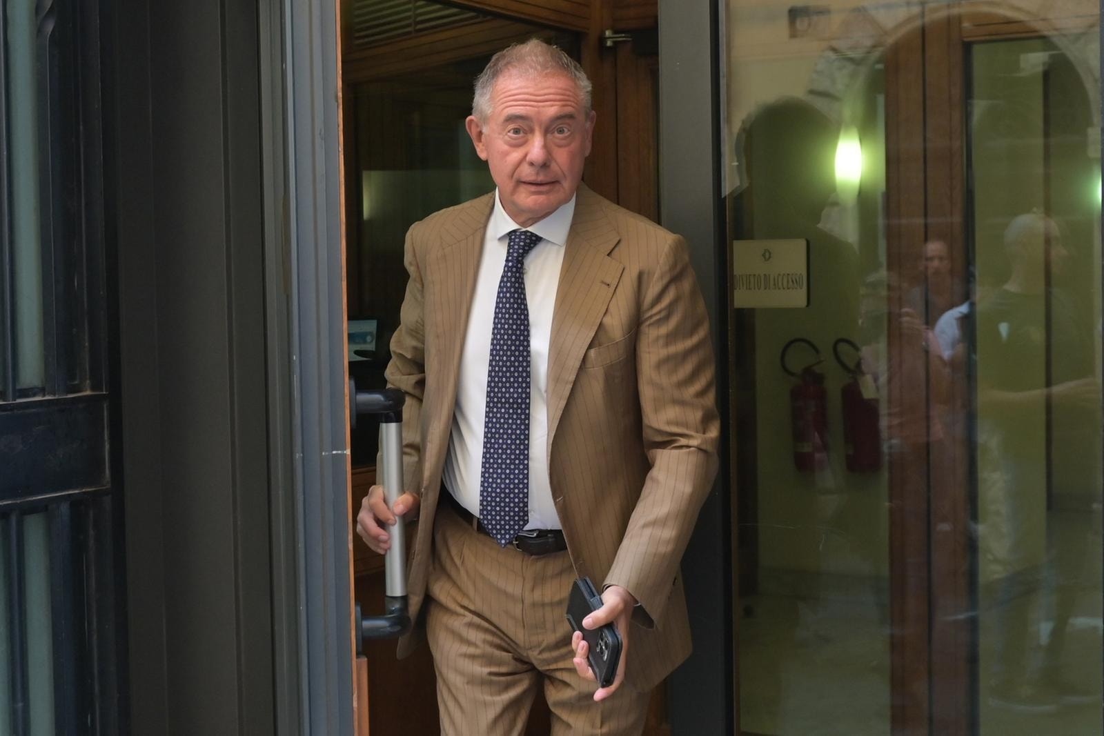 Il mercato dell’auto rischia il collasso, l’Ue riveda il percorso verso l'elettrico. L’appello di Adolfo Urso alla nuova Commissione von der Leyen