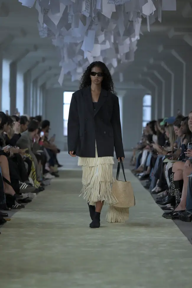 Un look Nanushka spring-summer 2025 (ph Francesc Ten/MFF)
