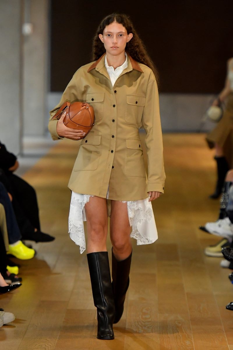Un look Monse spring-summer 2025 (ph Francesc Ten/MFF)