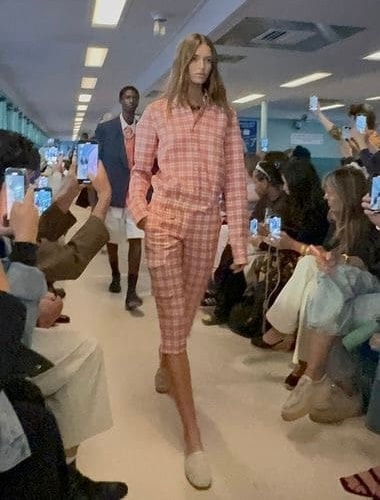 Un look spring-summer 2025 di Tommy Hilfiger
