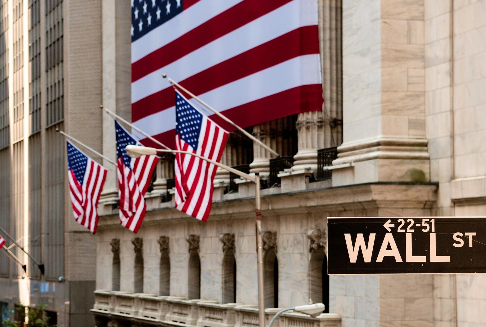 WALL STREET
 FINANCIAL DISTRICT
 NYSE
 NEW YORK STOCK EXCHANGE
 BANDIERA AMERICANA
 
 NEW YORK
 MANHATTAN