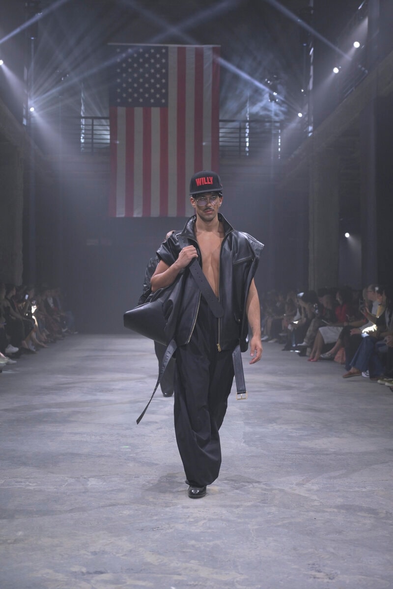 Mahmood sul catwalk Willy Chavarria spring-summer 2025 (ph Francesc Ten/MFF)