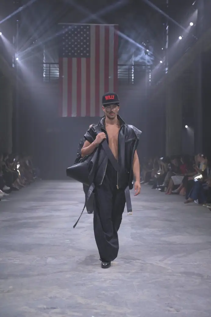 Mahmood sul catwalk Willy Chavarria spring-summer 2025 (ph Francesc Ten/MFF)