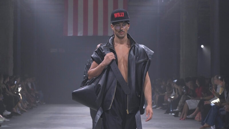 Mahmood sul catwalk Willy Chavarria spring-summer 2025 (ph Francesc Ten/MFF)