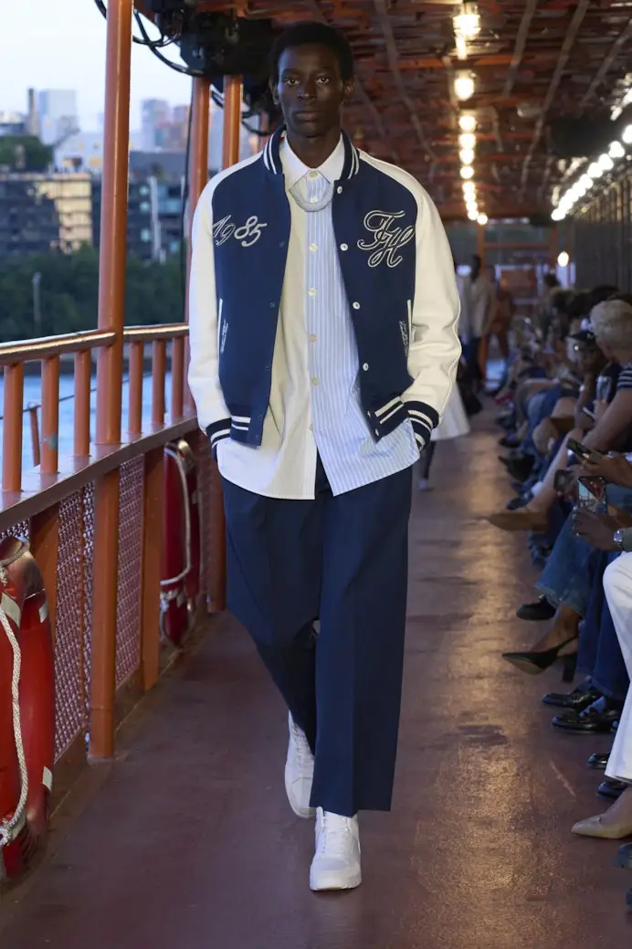 Un look Tommy Hilfiger spring-summer 2025 (courtesy Tommy Hilfiger)