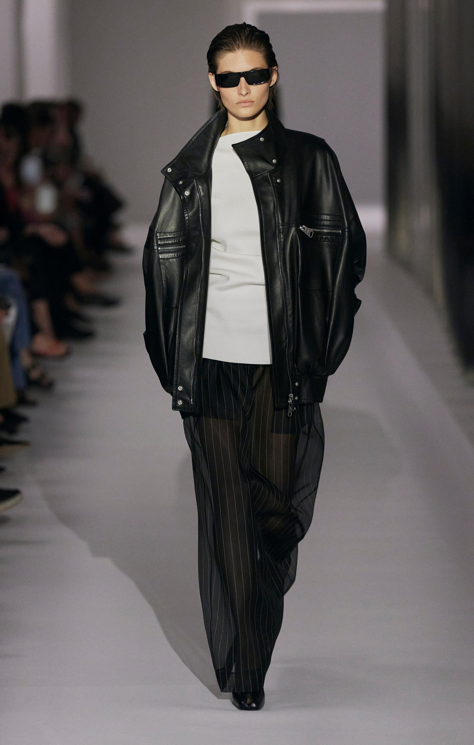 Un look Khaite spring-summer 2025 (ph Francesc ten/MFF)
