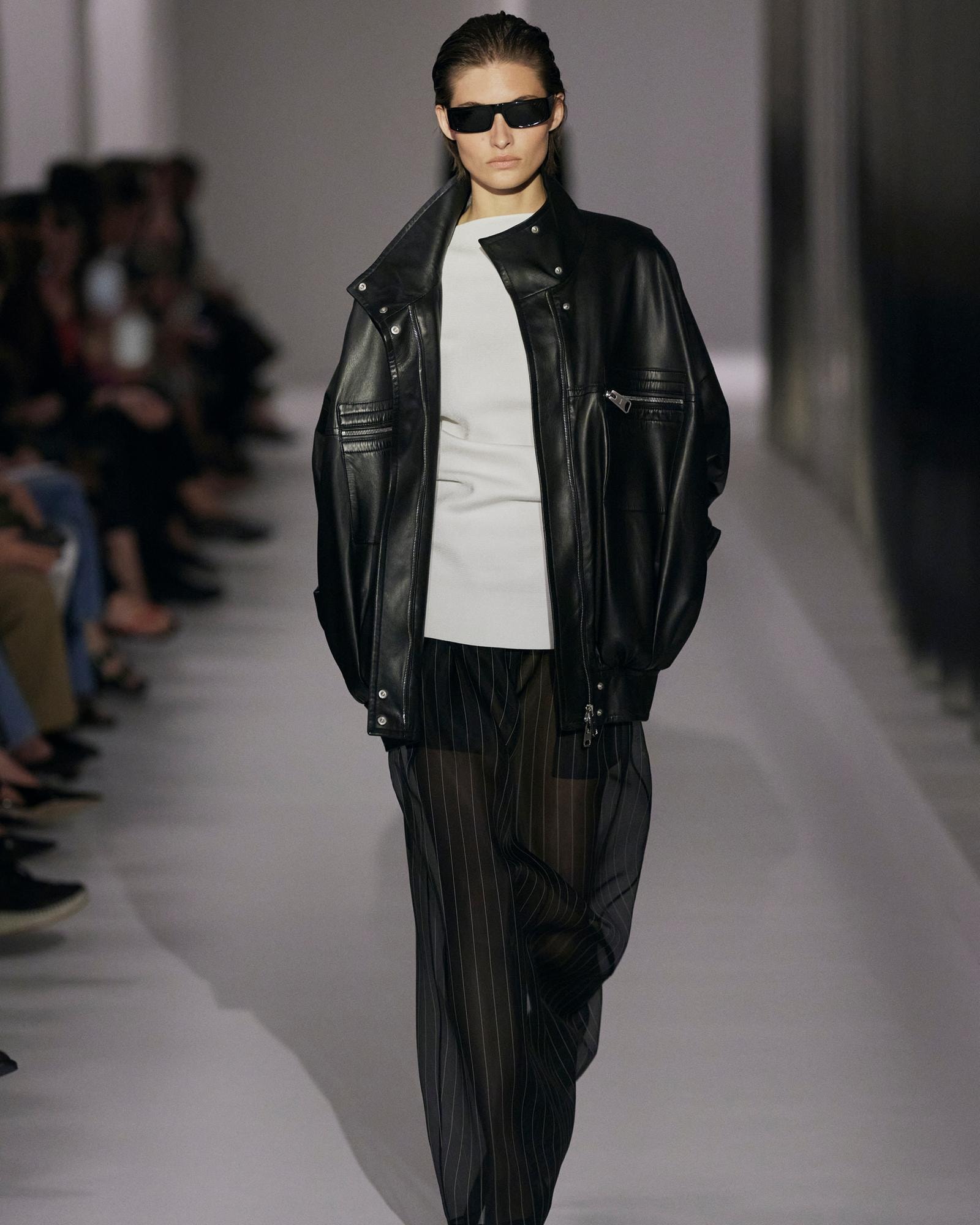 Un look Khaite spring-summer 2025 (ph Francesc ten/MFF)