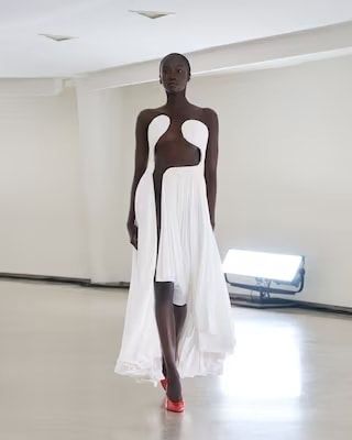 Un look Alaïa spring-winter 2025 (ph Francesc Ten/MFF)