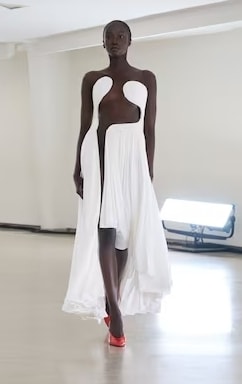 Un look Alaïa spring-winter 2025 (ph Francesc Ten/MFF)