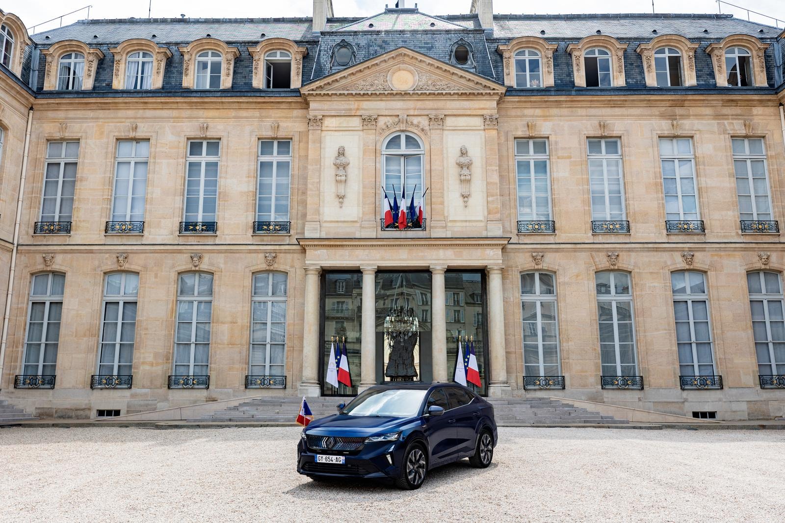 Presentazione dell'auto ufficiale della Presidenza della Repubblica francese da parte di una delegazione del Gruppo Renault l'11 luglio 2024 al Palazzo dell'Eliseo. Il veicolo è un Renault Rafale e diventerà l'auto ufficiale del Presidente dal 14 luglio.