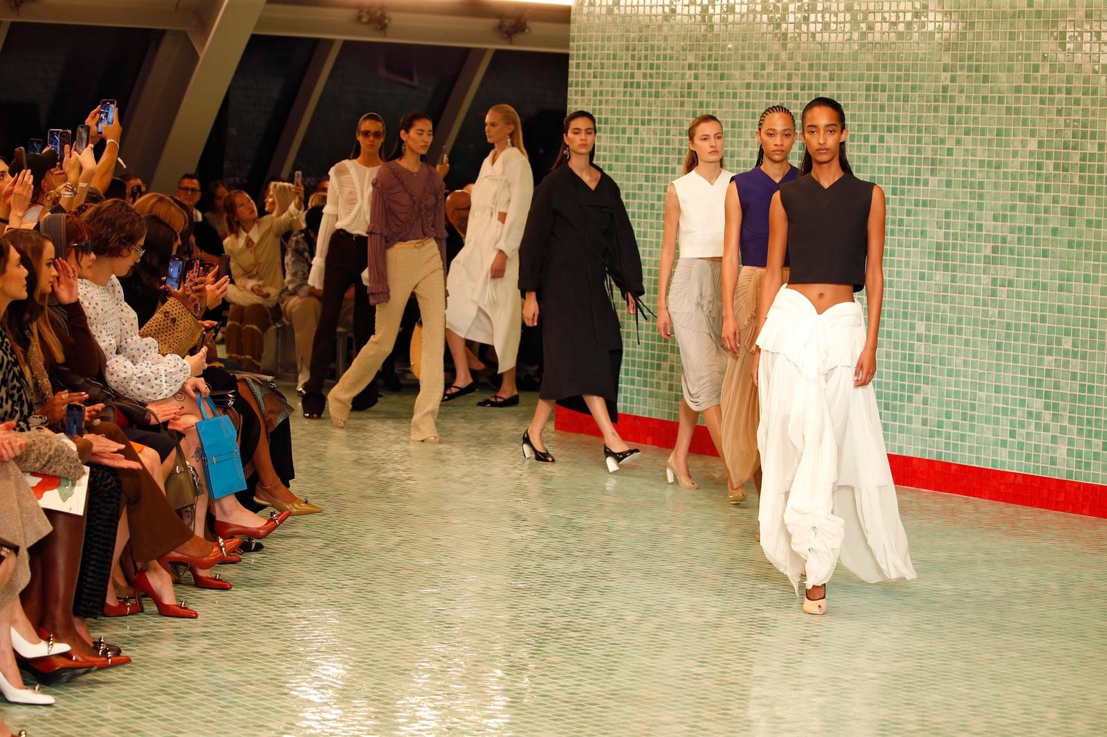 Il catwalk di Tory Burch spring-summer 2025 (ph Francesc Ten/MFF)