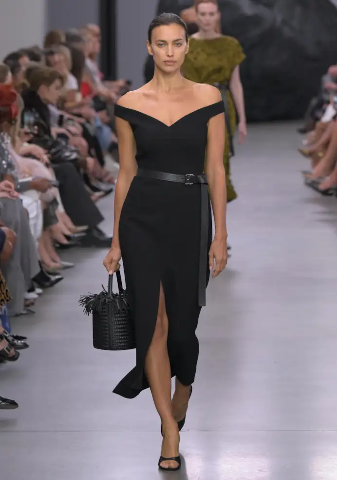 Un look Michael Kors spring-summer 2025 (ph Francesc Ten/MFF)