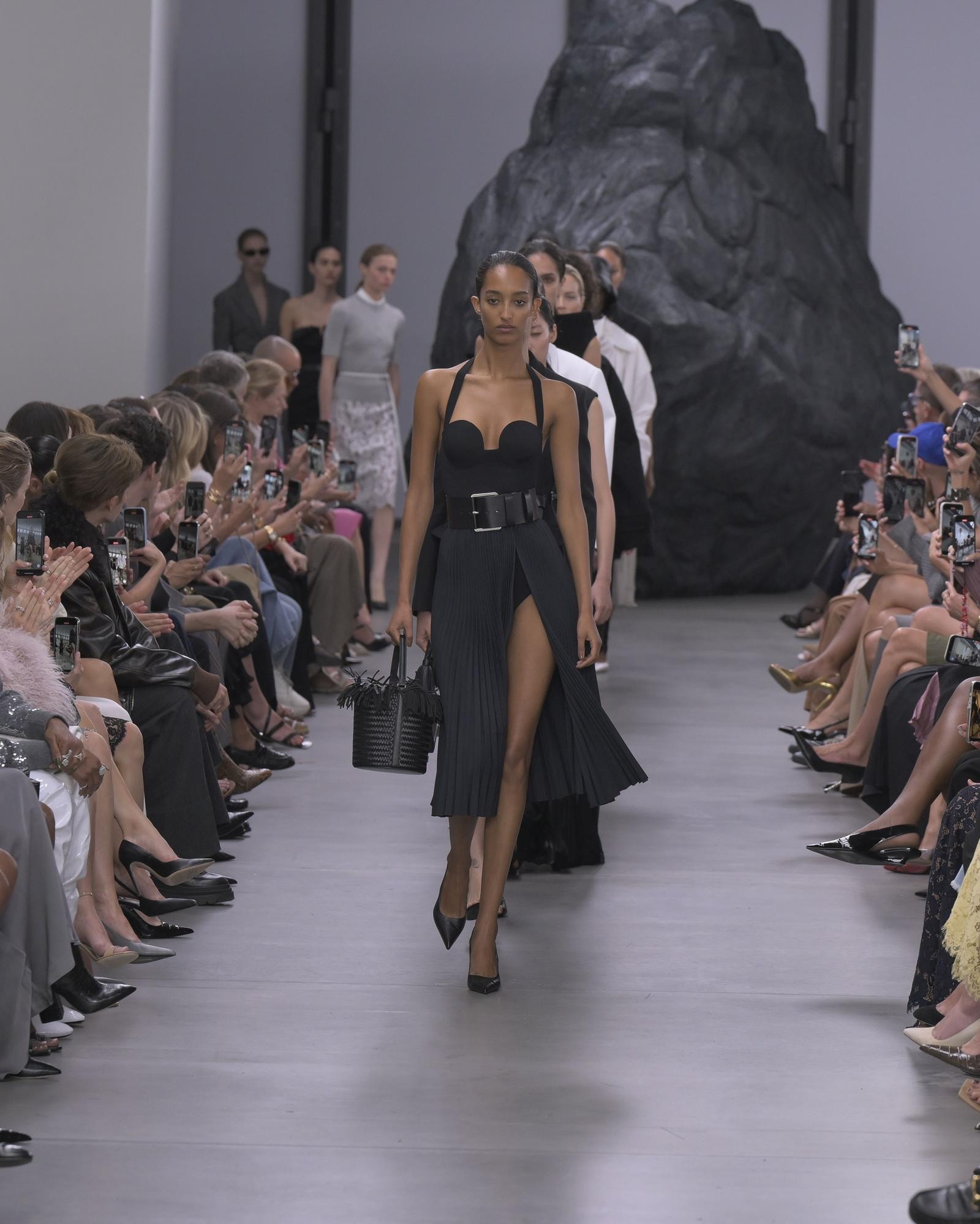 Il finale della sfilata michael kors spring-summer 2025 (ph Francesc ten/MFF)
