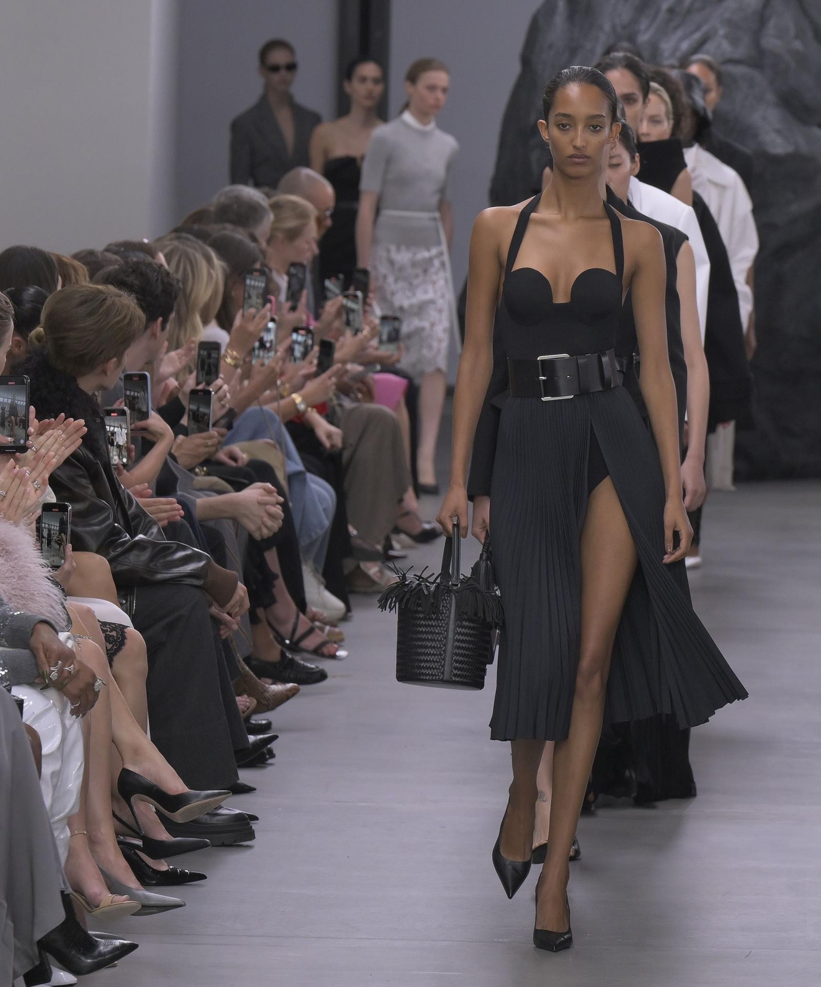 Il finale della sfilata Michael Kors spring-summer 2025 (ph Francesc ten/MFF)