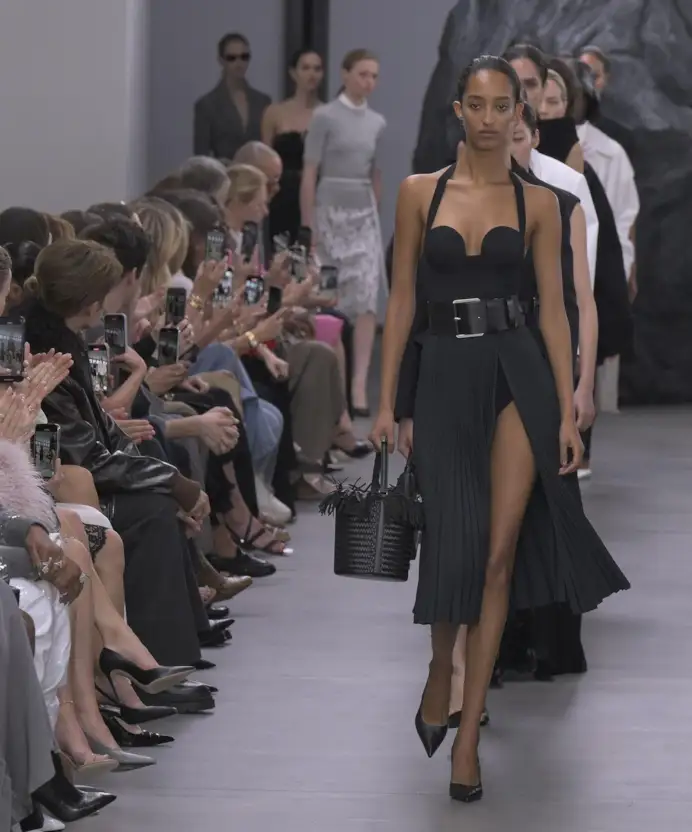 Il finale della sfilata Michael Kors spring-summer 2025 (ph Francesc ten/MFF)