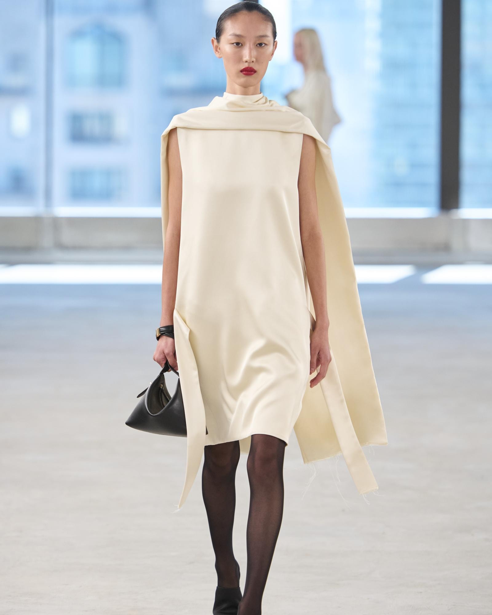 Un look Toteme spring-summer 2025 (ph Krisztia´n Eder, courtesy Toteme)