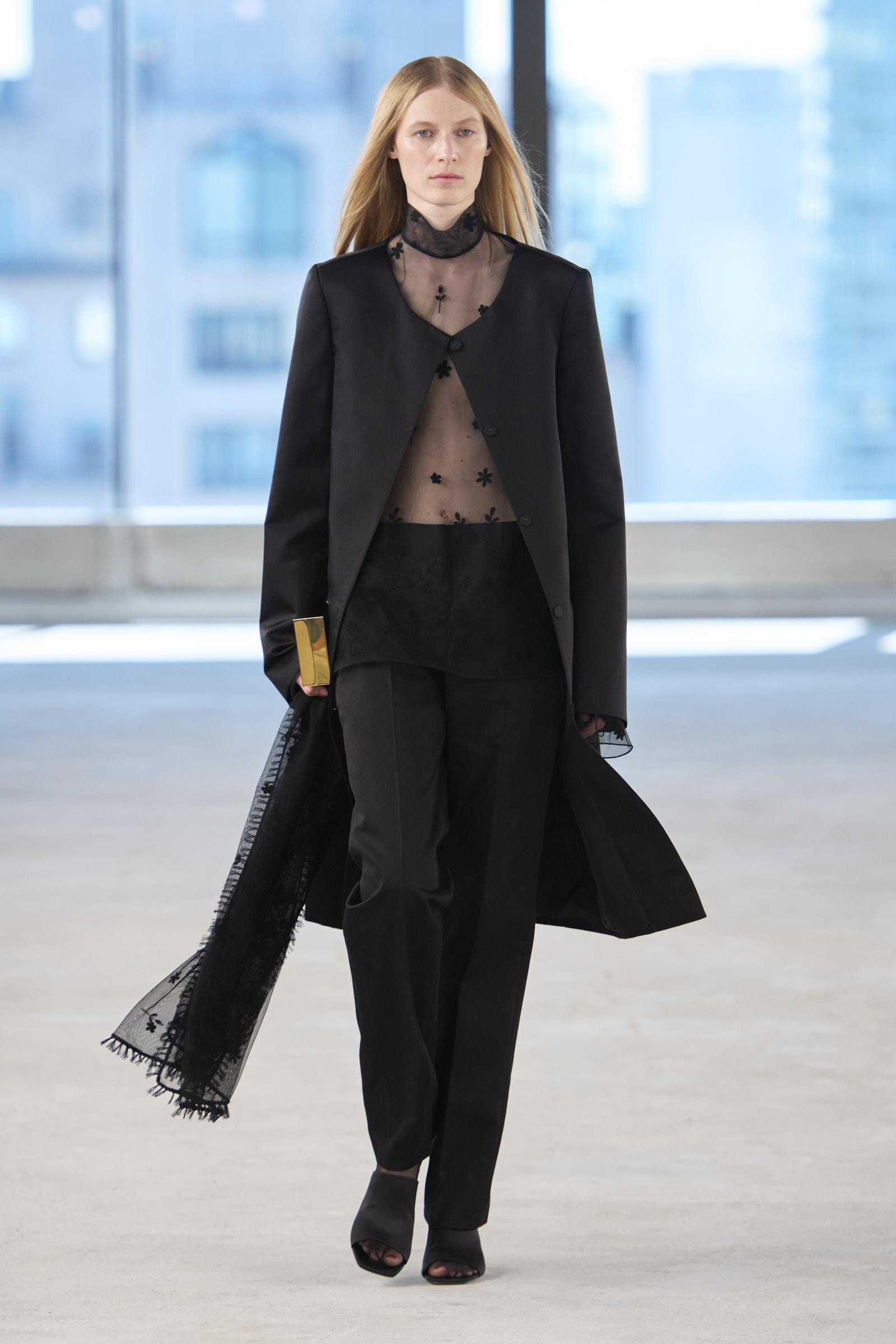 Un look Toteme spring-summer 2025 (ph Krisztia´n Eder, courtesy Toteme)