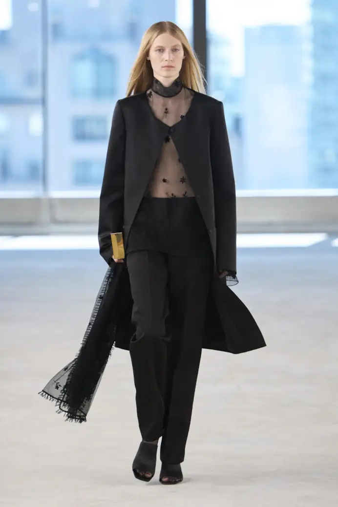 Un look Toteme spring-summer 2025 (ph Krisztia´n Eder, courtesy Toteme)