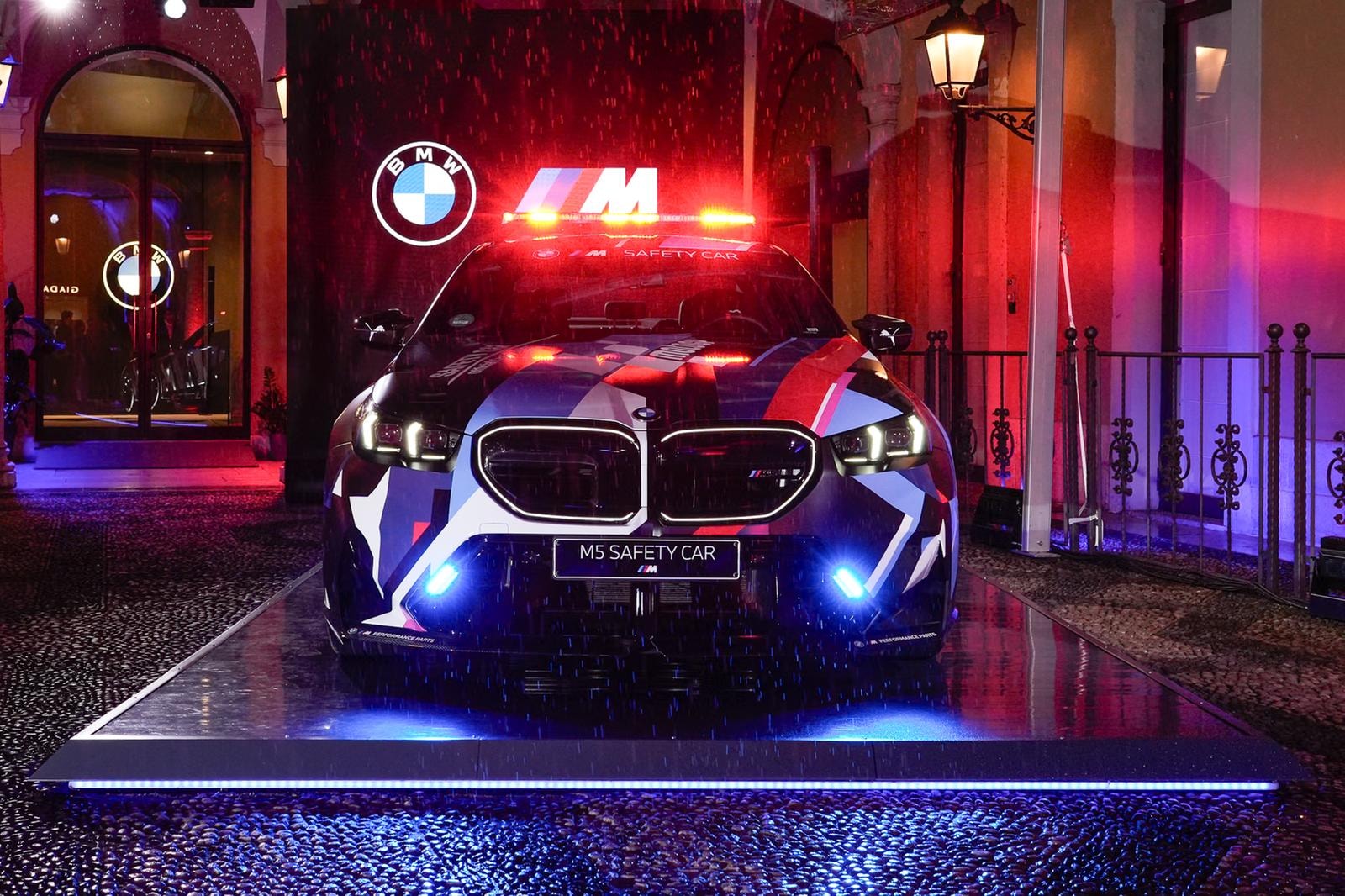 Bmw M5 MotoGP. La safety car ibrida che domina le corse dal 1999