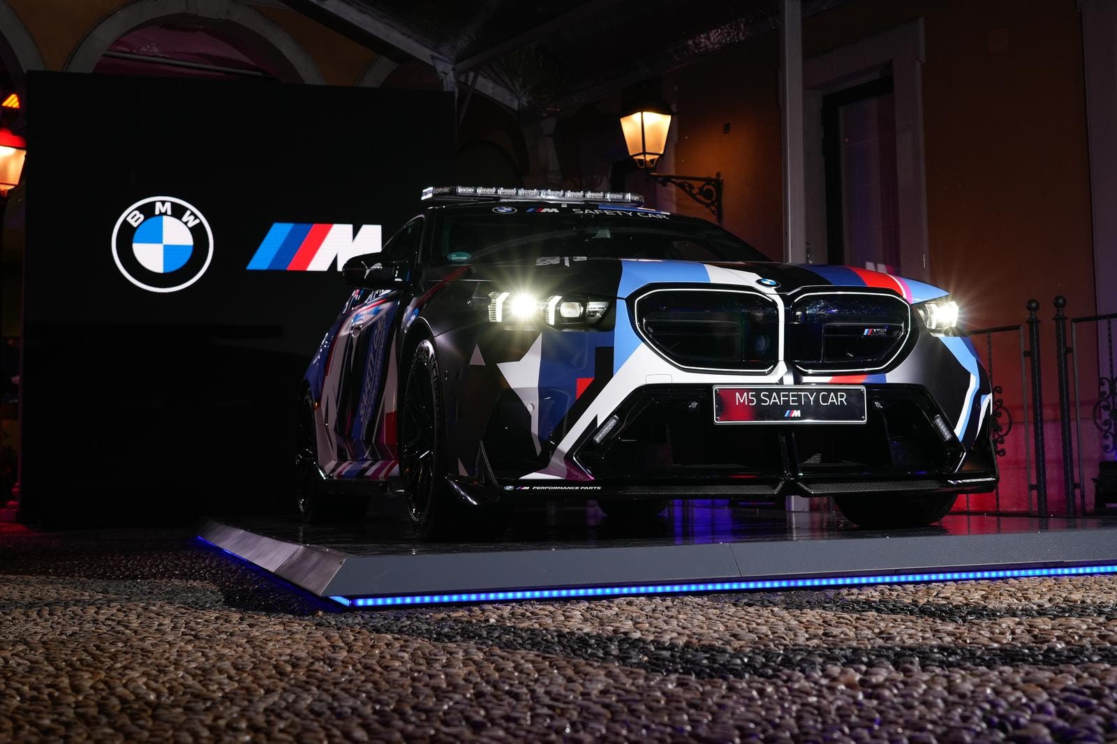 Bmw M5 MotoGP. La safety car ibrida che domina le corse dal 1999