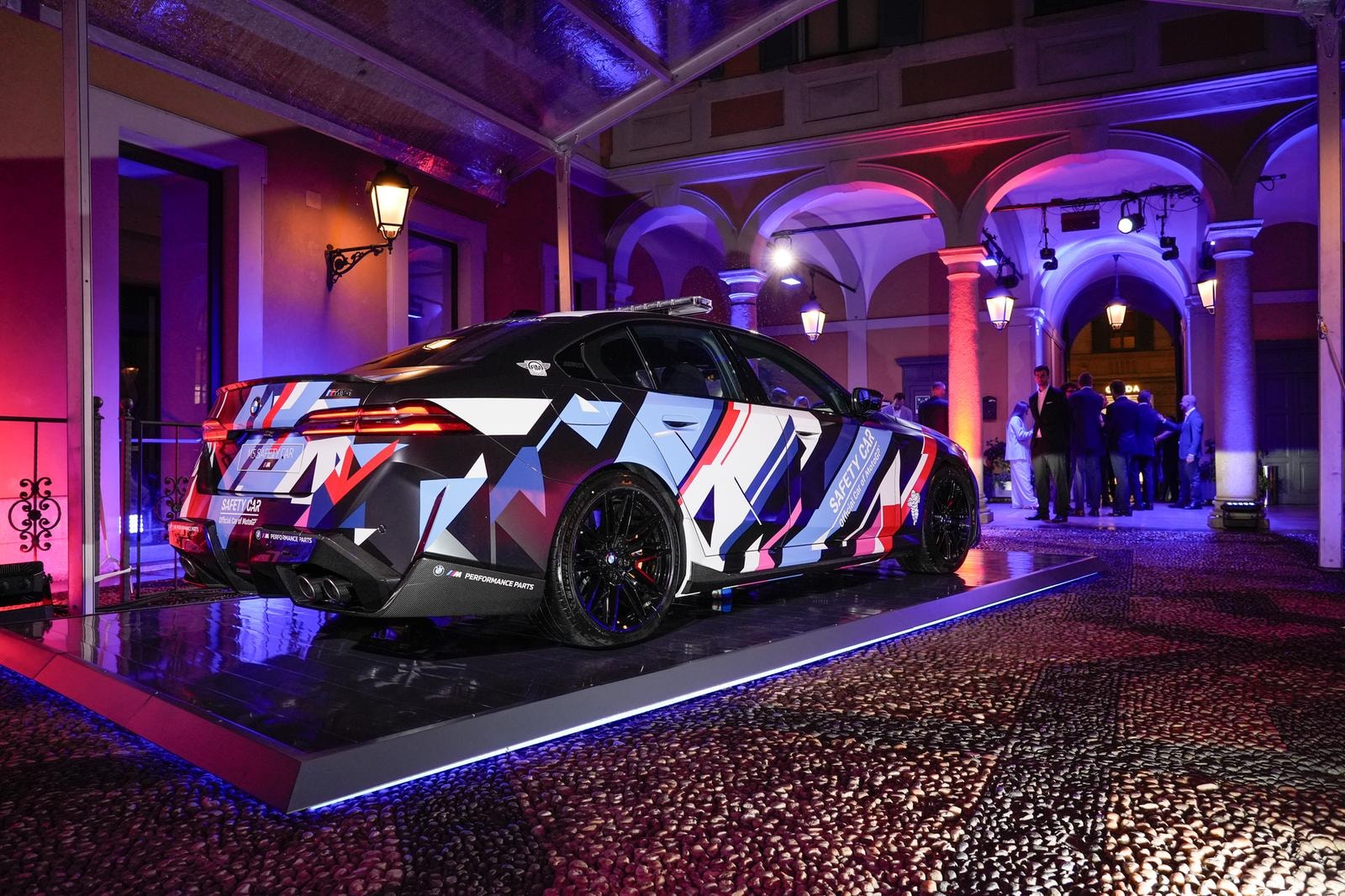 Bmw M5 MotoGP. La safety car ibrida che domina le corse dal 1999