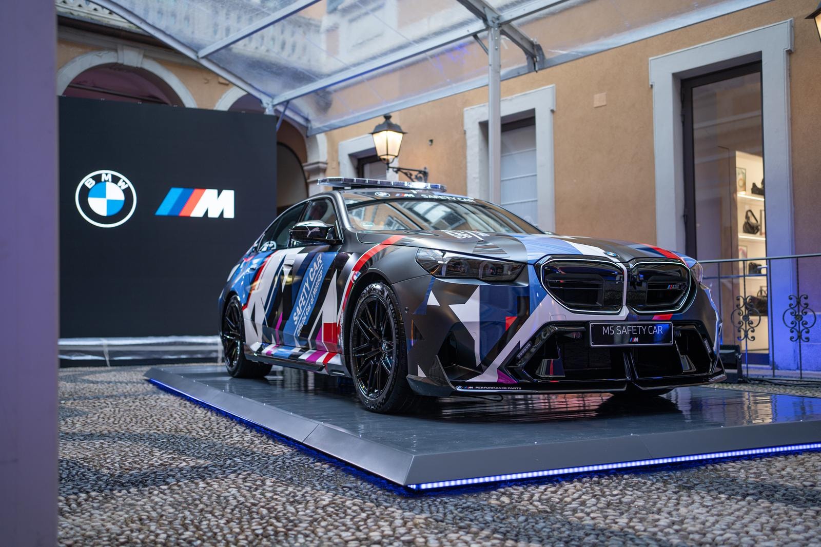 Bmw M5 MotoGP. La safety car ibrida che domina le corse dal 1999