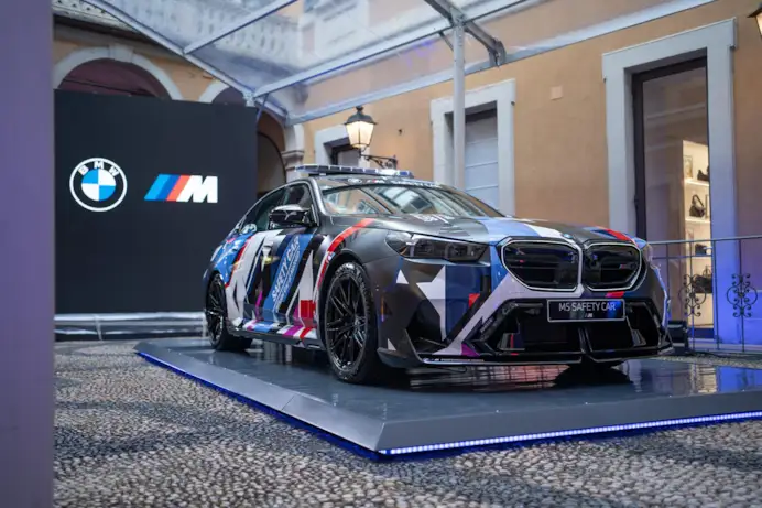 Bmw M5 MotoGP. La safety car ibrida che domina le corse dal 1999