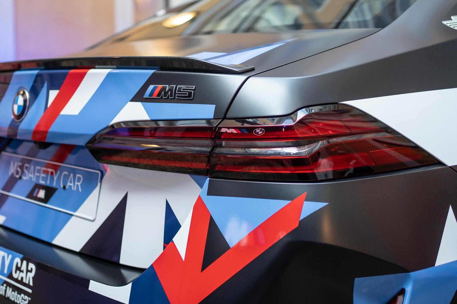 Bmw M5 MotoGP. La safety car ibrida che domina le corse dal 1999