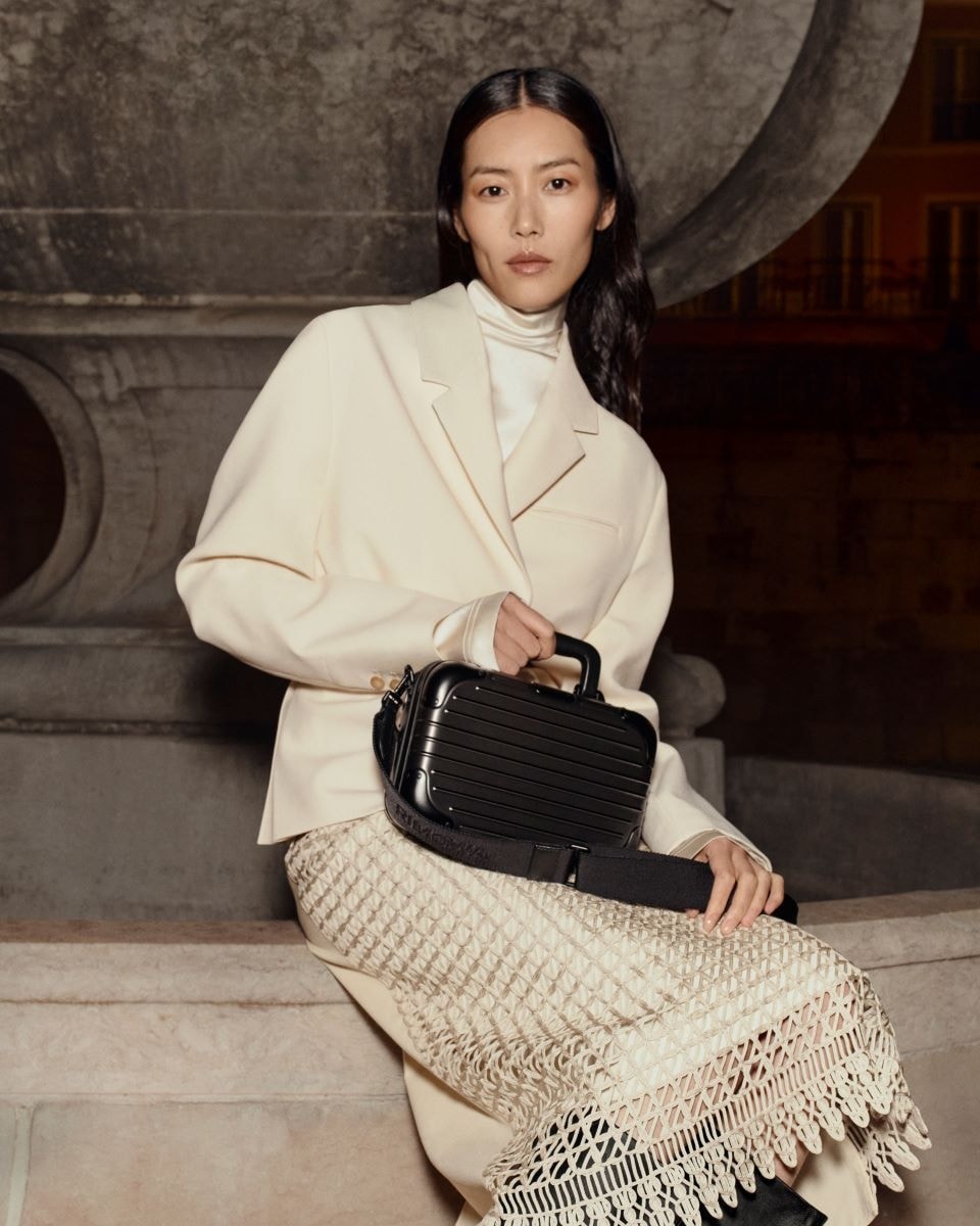 La top model Liu Wen nella adv Rimowa (ph Louise and Maria Thornfeldt, courtesy Rimowa)