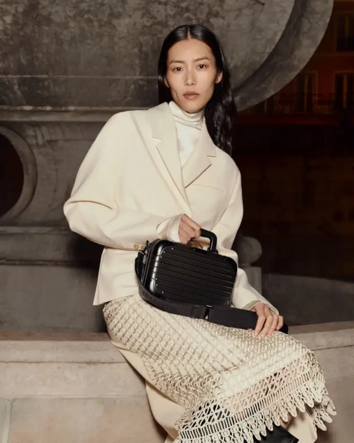 La top model Liu Wen nella adv Rimowa (ph Louise and Maria Thornfeldt, courtesy Rimowa)