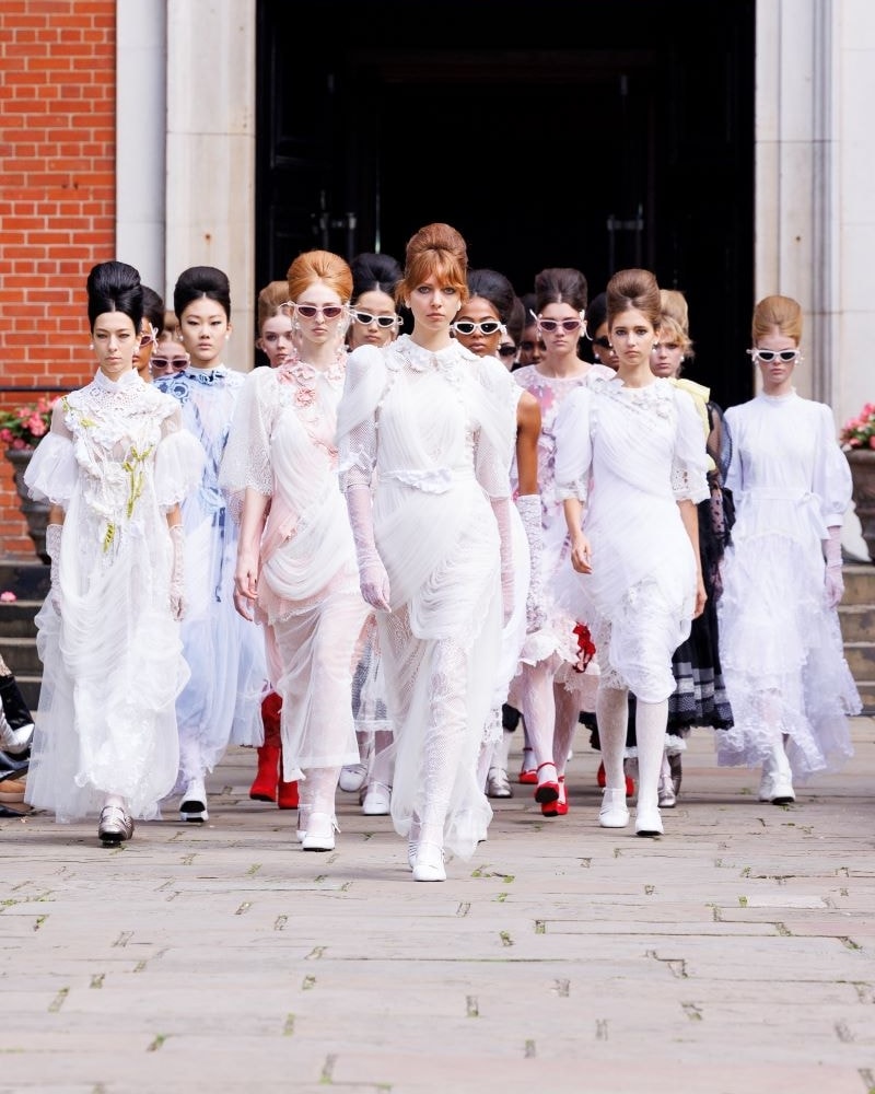 Il finale dello show Bora Aksu spring-summer 2025 (ph Iker Aldama/Jason Lloyd-Evans, courtesy Bora Aksu)