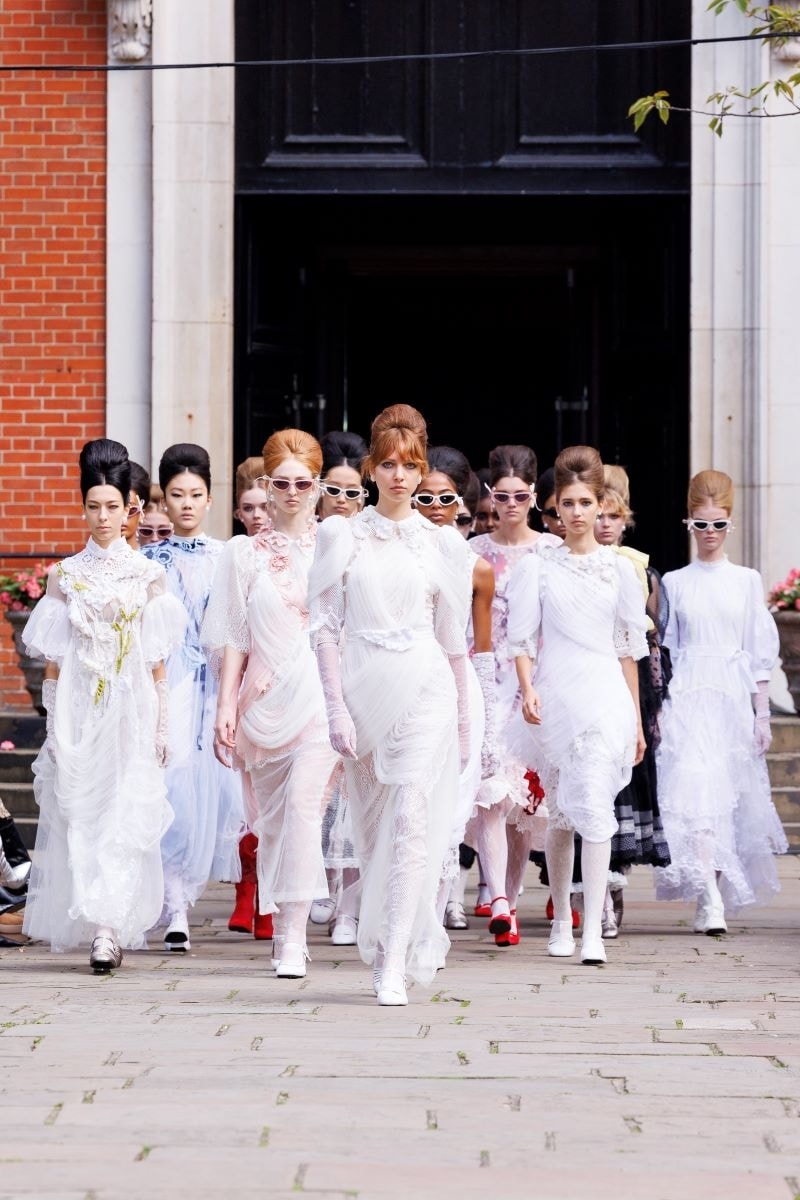 Il finale dello show Bora Aksu spring-summer 2025 (ph Iker Aldama/Jason Lloyd-Evans, courtesy Bora Aksu)