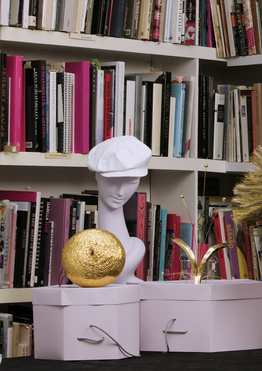 Stephen Jones Millinery con una nuova creazione spring-summer 2025 (courtesy Stephen Jones Millinery)